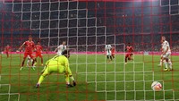 Pada akhirnya gawang Sommer bobol juga di menit ke-83. Leroy Sane mengecoh Sommer sekaligus menghindarkan Bayern dari kekalahan dalam skor akhir 1-1. Foto: Getty Images/Alexander Hassenstein