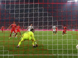 Pada akhirnya gawang Sommer bobol juga di menit ke-83. Leroy Sane mengecoh Sommer sekaligus menghindarkan Bayern dari kekalahan dalam skor akhir 1-1. Foto: Getty Images/Alexander Hassenstein