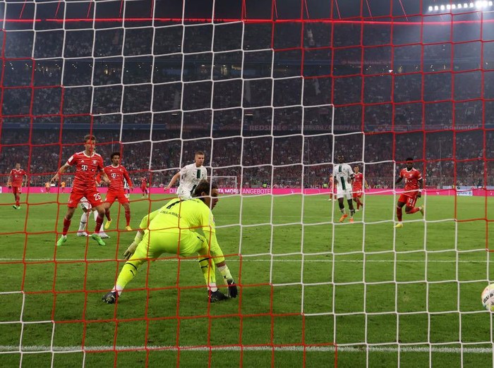 MUNICH, GERMANY - AUGUST 27: Leroy Sane of Bayern Munich scores their team's first goal past Yann Sommer of Borussia Monchengladbach during the Bundesliga match between FC Bayern München and Borussia Mönchengladbach at Allianz Arena on August 27, 2022 in Munich, Germany. (Photo by Alexander Hassenstein/Getty Images)