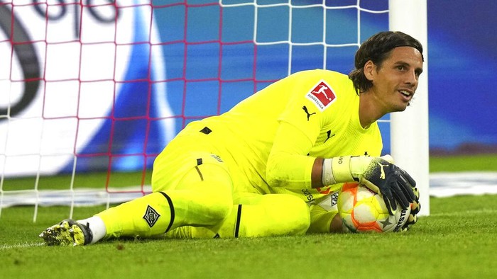 Yann Sommer Moenchengladbach's goalkeeper Yann Sommer catches the ball during the German Bundesliga soccer match between FC Bayern Munich and Borussia Moenchengladbach in Munich, Germany, Saturday, Aug. 27, 2022. (AP Photo/Matthias Schrader)