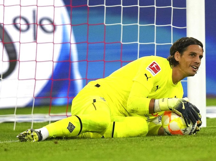 Moenchengladbach's goalkeeper Yann Sommer catches the ball during the German Bundesliga soccer match between FC Bayern Munich and Borussia Moenchengladbach in Munich, Germany, Saturday, Aug. 27, 2022. (AP Photo/Matthias Schrader)