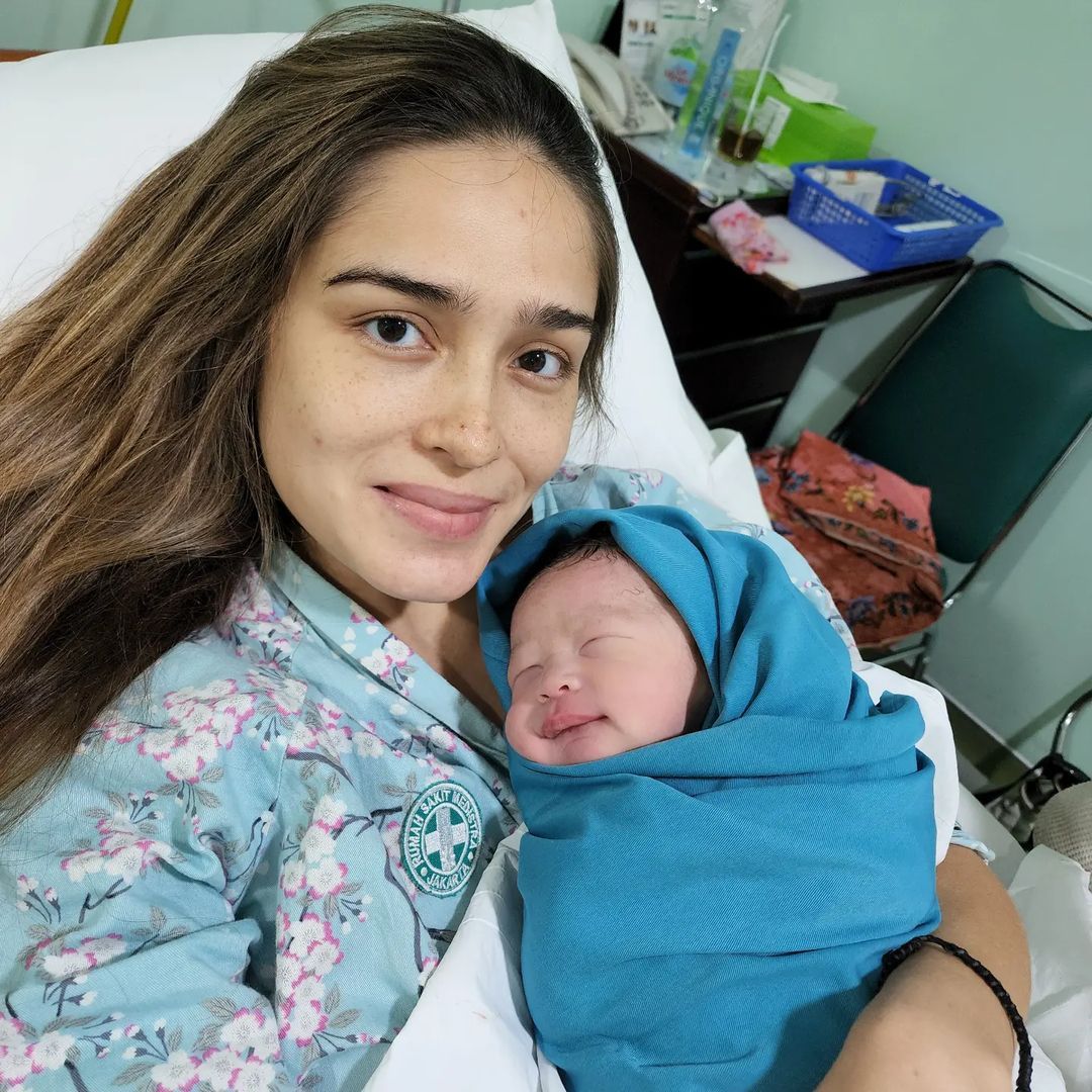 Yasmine Wildblood Melahirkan Anak Ketiga