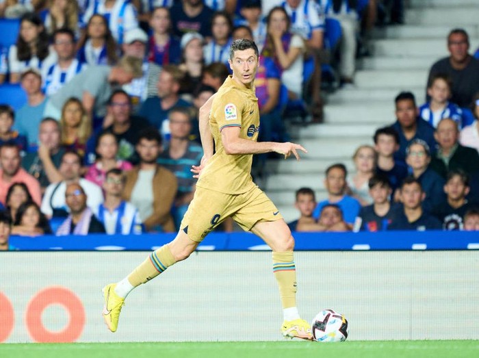 Aksi Benzema Vs Lewandowski yang Gacor di Awal Musim SAN SEBASTIAN, SPAIN - AUGUST 21: Robert Lewandowski of FC Barcelona in action during the LaLiga Santander match between Real Sociedad and FC Barcelona at Reale Arena on August 21, 2022 in San Sebastian, Spain. (Photo by Juan Manuel Serrano Arce/Getty Images)