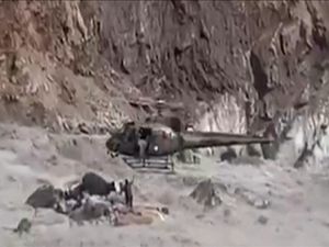 Aksi Dramatis Helikopter Selamatkan Anak dari Banjir Bandang Pakistan