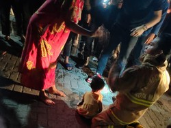 Aksi Heroik Damkar Makassar Selamatkan Balita dari Kepungan Api