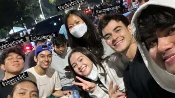 Gaya Kece Aliando Syarief Saat Masak hingga Makan Gultik Kaki Lima