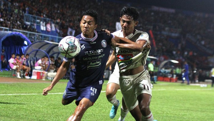 Pesepak bola Arema FC, Dendy Santosa (kiri) berusaha mempertahankan bola dari hadangan pesepak bola Persija Jakarta, Firza Andika (kanan) dalam pertandingan BRI Liga 1 di Stadion Kanjuruhan, Malang, Jawa Timur, Minggu (28/8/2022). ANTARA FOTO/Ari Bowo Sucipto/nym.