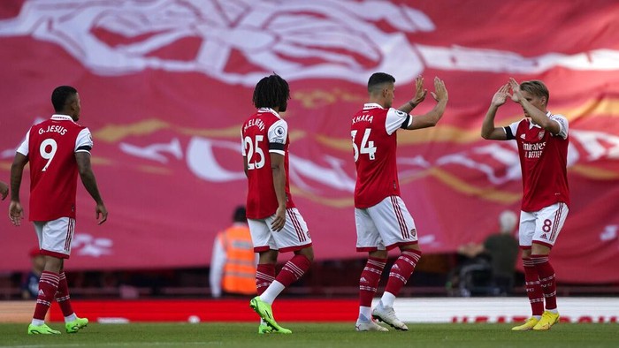 Arsenal players ahead the English Premier League soccer match between Arsenal and Fulham at the Emirates Stadium, London, England, Saturday, Aug. 27, 2022. (AP Photo/Alberto Pezzali)