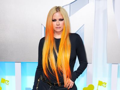 Avril Lavigne Tampil Mencolok