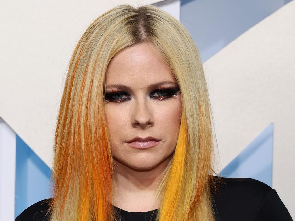 Momen Avril Lavigne Terima Bintang Penghargaan Hollywood Walk of Fame