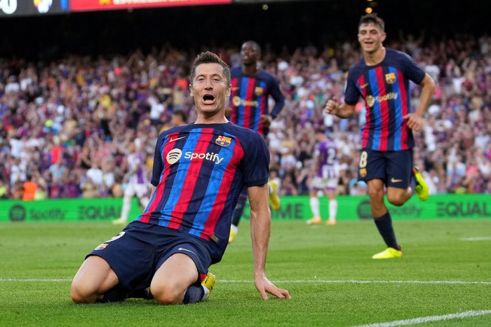 BARCELONA, SPAIN - AUGUST 28: Robert Lewandowski of Barcelona celebrates after scoring their sides first goal during the LaLiga Santander match between FC Barcelona and Real Valladolid CF at Camp Nou on August 28, 2022 in Barcelona, Spain. (Photo by Alex Caparros/Getty Images)