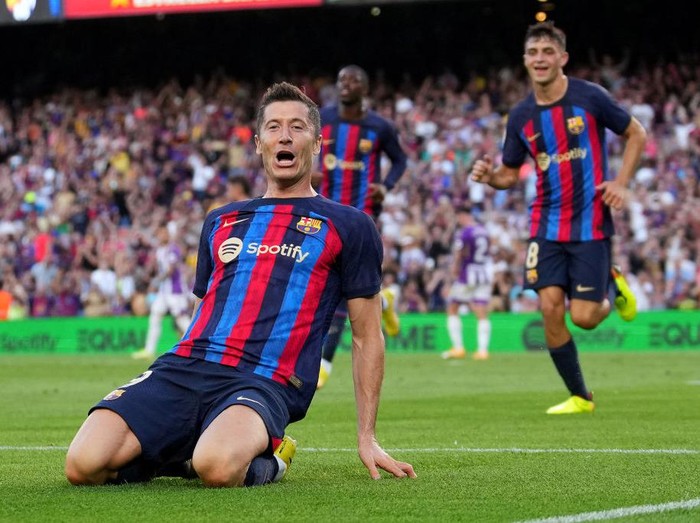 Barcelona BARCELONA, SPAIN - AUGUST 28: Robert Lewandowski of Barcelona celebrates after scoring their side's first goal during the LaLiga Santander match between FC Barcelona and Real Valladolid CF at Camp Nou on August 28, 2022 in Barcelona, Spain. (Photo by Alex Caparros/Getty Images)
