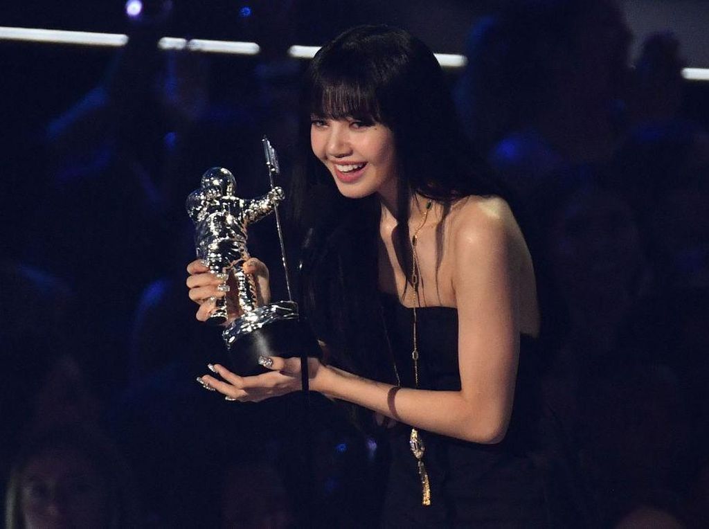 LISA BLACKPINK Cetak Sejarah! Solois Pertama Menang Best K-Pop MTV VMA