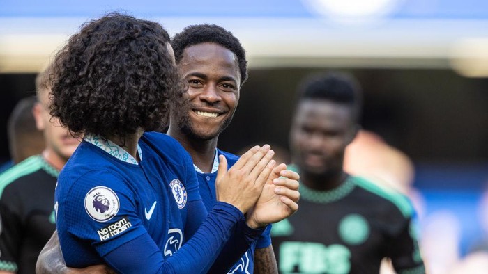 LONDON, ENGLAND - AUGUST 27: Chelseas Raheem Sterling celebrates victory with team mate Marc Cucurella (left) during the Premier League match between Chelsea FC and Leicester City at Stamford Bridge on August 27, 2022 in London, United Kingdom. (Photo by Andrew Kearns - CameraSport via Getty Images)