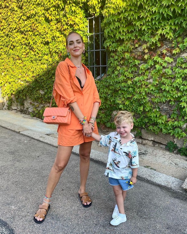 Chiara dengan one suit orange/ Foto: instagram.com/ @chiaraferragni