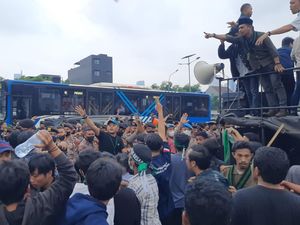 Demo di DPR Ricuh, Massa Lempar Botol ke Arah Polisi! Demo di DPR Ricuh, Massa Lempar Botol ke Arah Polisi!