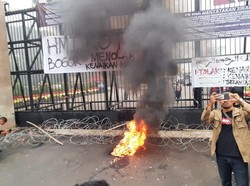 Pedemo Tolak Kenaikan Harga BBM Bakar Ban di Depan DPR!