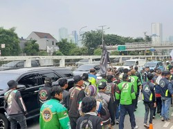 Demo di Depan DPR Selesai, Massa Ojol Membubarkan Diri