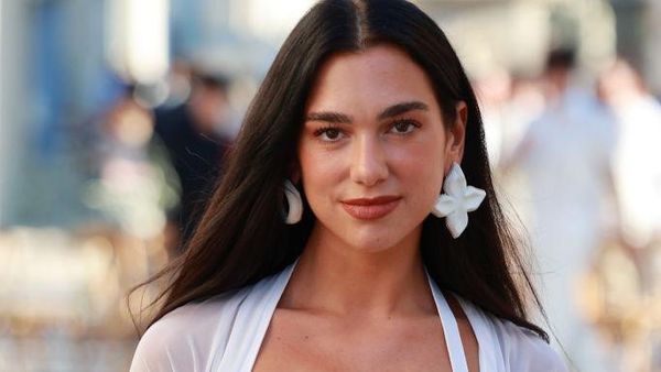 7 Gaya Dua Lipa Kondangan Pakai Dress Transparan, Cantik bak Pengantin