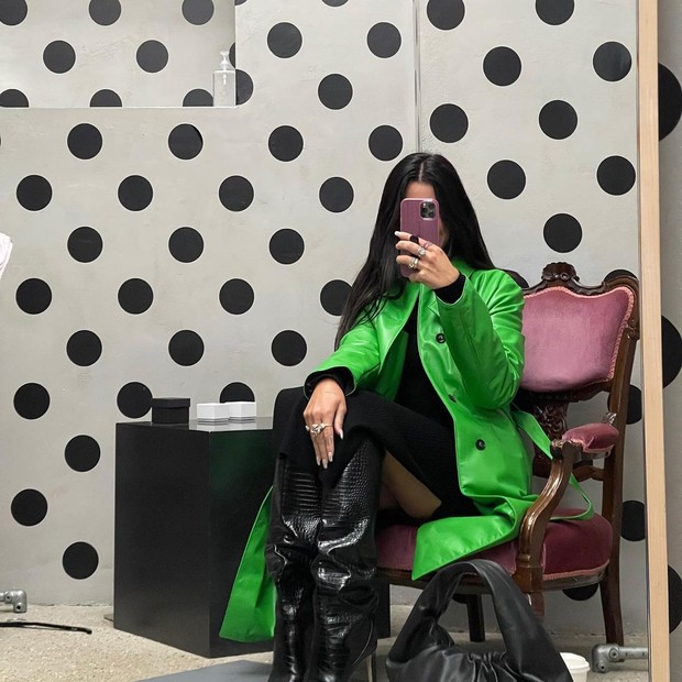 Dua Lipa dengan long coat hijau/ Foto: instagram.com/ @dualipa