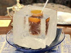 Unik! Es Kopi Ini Disajikan Dalam Bongkahan Es Batu