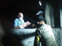 Susah Payah Petugas Evakuasi Bayi yang Dibuang di Talang Air Perumahan Elit