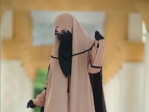 Pengakuan YouTuber Bercadar yang Viral Bikin Konten Minta Wanita Tutup Aurat Pengakuan YouTuber Bercadar yang Viral Bikin Konten Minta Wanita Tutup Aurat