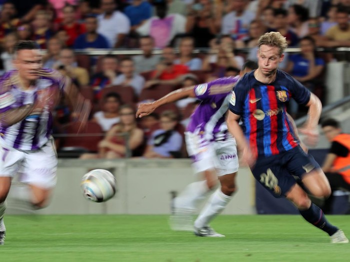 Frenkie De Jong during the match between FC Barcelona and Real Valladolid CF, corresponding to the week 3 of the Liga Santander, played at the Spotify Camp Nou, in Barcelona, on 29th August 2022. 
 -- (Photo by Urbanandsport/NurPhoto via Getty Images)