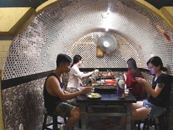 China Panas Ekstrem, Warga Pakai Balok Es-Ngadem di Resto Bawah Tanah