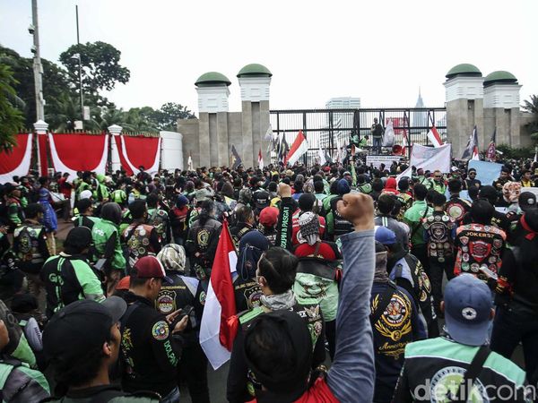Aksi Driver Ojol di Depan DPR, Tolak Rencana Kenaikan Harga BBM