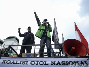 Silih Berganti Massa ke DPR demi Tolak Kenaikan Harga BBM