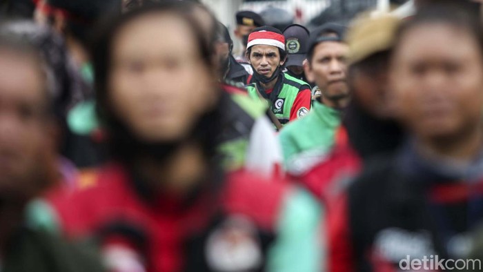 Geruduk DPR, Ojol Tolak Kenaikan Harga BBM Koalisi Ojol Nasional 298 menggelar demo di depan gedung dewan perwakilan rakyat RI, Jakarta Pusat, Senin (29/8/2022). Setidaknya ada empat permintaan utama dari agresi unjuk rasa hari ini, salah satunya menolak peningkatan harga materi bakar minyak (BBM).
