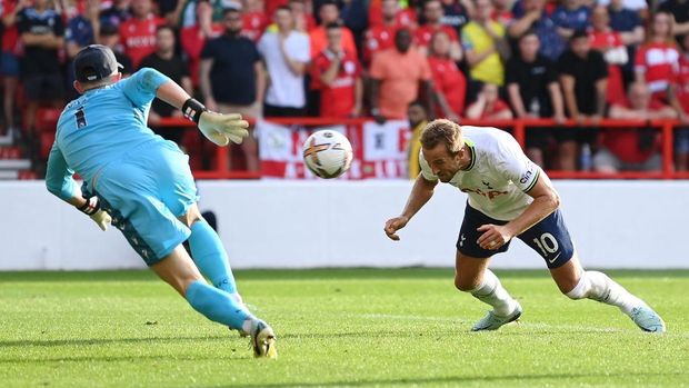 NOTTINGHAM, ENGLAND - AUGUST 28: Harry Kane of Tottenham Hotspur scores their team's second goal  during the Premier League match between Nottingham Forest and Tottenham Hotspur at City Ground on August 28, 2022 in Nottingham, England. (Photo by Michael Regan/Getty Images)