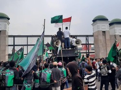 Massa Ojol Bubar, Giliran HMI Demo Tolak Kenaikan Harga BBM di DPR