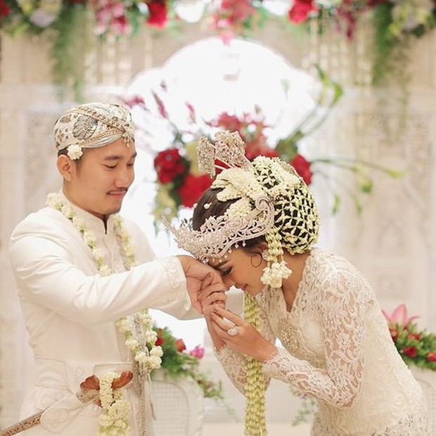 Meskipun banyak pilihan gaun pernikahan moderen, namun Virgo tetap memilih untuk tampil elegan dengan balutan busana tradisional/Foto: id.pinterest.com/thebridedept.com