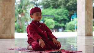 Video: Kapan Jari Telunjuk Diangkat Saat Tahiyat?