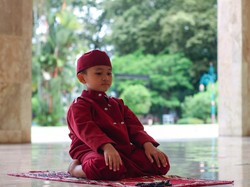 Video: Kapan Jari Telunjuk Diangkat Saat Tahiyat?