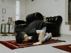 Hukum Sujud Tilawah saat Membaca Ayat Sajdah