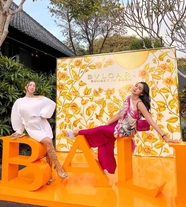 Jennifer Bachdim dan Jessica Iscandar/ Foto: Instagram/inijedar Jennifer Bachdim dan Jessica Iscandar di event Sunset in Eden BVLGARI Resort Bali