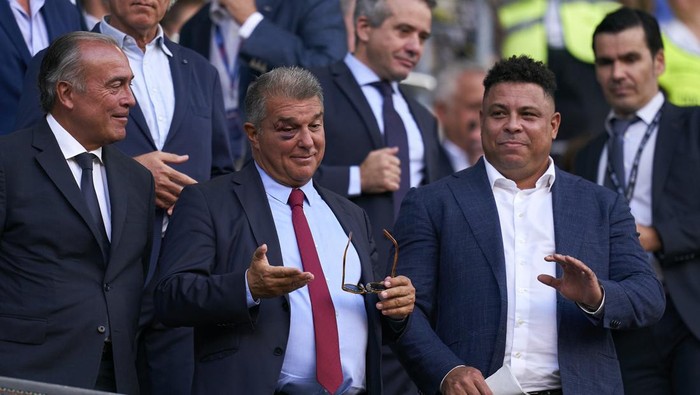 BARCELONA, SPAIN - AUGUST 28: Joan Laporta, president of FC Barcelona talks with Ronaldo Luís Nazário de Lima president of Real Valladolid prior to the LaLiga Santander match between FC Barcelona and Real Valladolid CF at Camp Nou on August 28, 2022 in Barcelona, Spain. (Photo by Pedro Salado/Quality Sport Images/Getty Images)