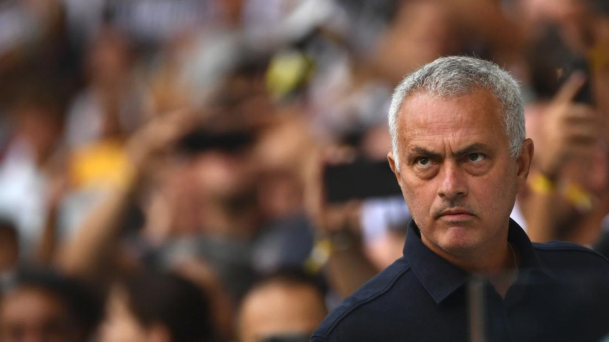 Jose Mourinho beraksi di video klip. (Foto: Anadolu Agency via Getty Images/Anadolu Agency)