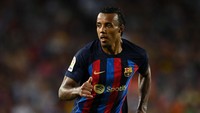 Bek Prancis, Jules Kounde, juga terancam absen di Qatar dan melewatkan laga Grup D. Pemain Barcelona itu masih belum dimainkan akibat masalah ototnya, saat Barcelona mengalahkan Almeria, Sabtu (5/11/2022) dini hari WIB. (Foto: Getty Images)