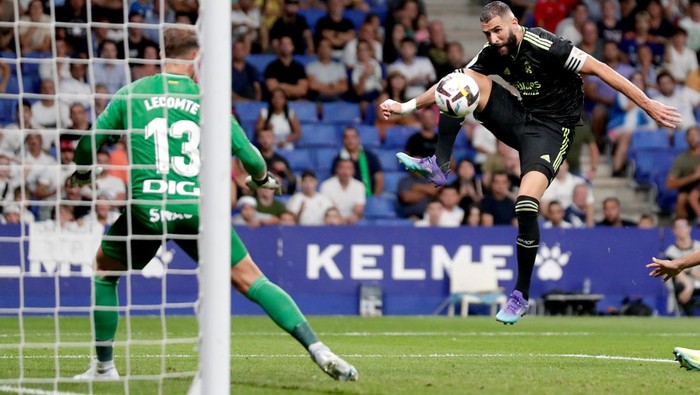 CORNELLA, SPAIN - AUGUST 28: Karim Benzema of Real Madrid scores the third goal to make it 1-2 during the La Liga Santander  match between Espanyol v Real Madrid at the RCDE Stadium on August 28, 2022 in Cornella Spain (Photo by David S. Bustamante/Soccrates/Getty Images)