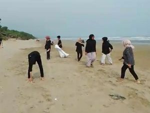 Pantai Bagedur Penuh Sampah Plastik, Pemuda Lebak Turun Tangan Bersihkan