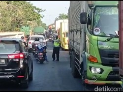 Jalan Poros Nasional Lamongan Padat Imbas Perbaikan Jembatan Balun