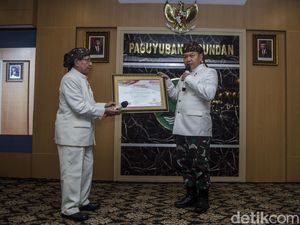 Paguyuban Pasundan Nobatkan Jenderal Dudung sebagai Manusia Pemberani Paguyuban Pasundan Nobatkan Jenderal Dudung sebagai Manusia Pemberani