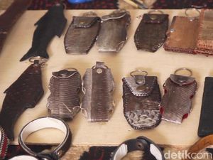 Mengintip Pembuatan Kerajinan Berbahan Limbah Ikan dari Purwakarta