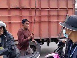 Heboh Kernet Truk Pegang Besi Kejar Pria Berseragam ASN di Medan