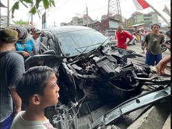KRL Seruduk Mobil di Tanah Abang, Pengendara Selamat