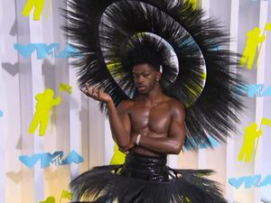 Headpiece Berbulu Lil Nas X yang Nyentrik di MTV VMA 2022 Headpiece Berbulu Lil Nas X yang Nyentrik di MTV VMA 2022